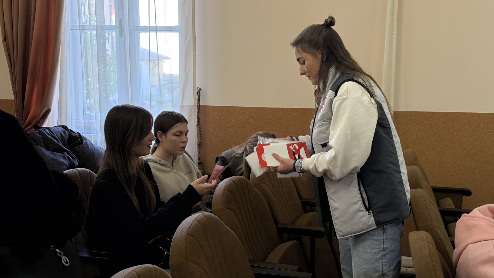 Зустріч з представниками Червоного Хреста:  перша допомога при пораненнях та кровотечах