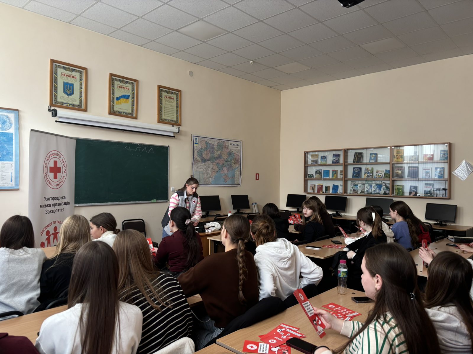 Зустрічі з представниками Червоного Хреста тривають